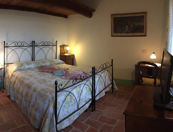 podere-alberese-asciano-toscane-een-slaapkamer.jpg