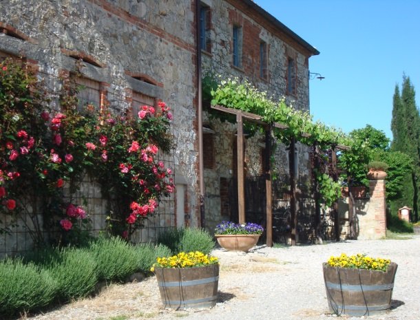 podere-alberese-asciano-toscane-bloemen.jpg