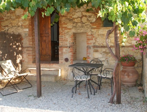 podere-alberese-asciano-toscane-appartement-terras.jpg