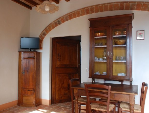 podere-alberese-asciano-toscane-appartement-eettafel.jpg