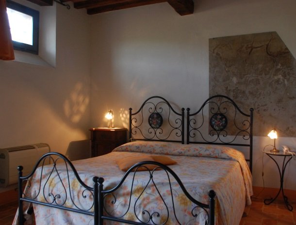 podere-alberese-asciano-toscane-slaapkamer-appartement.jpg