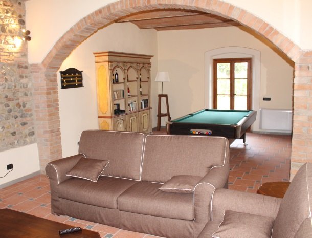 borgo-divino-montespertoli-tv-pooltafel.jpg