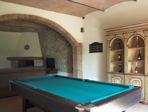 borgo-divino-montespertoli-pooltafel.jpg