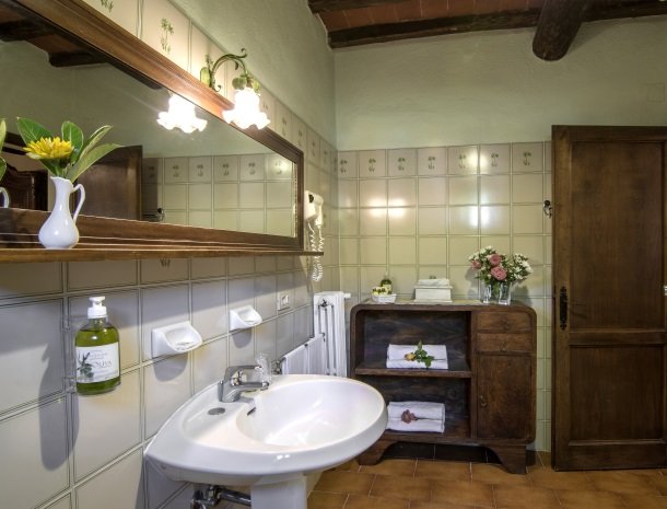 hotel-salivolpi-castellina-in-chianti-badkamer1.jpg