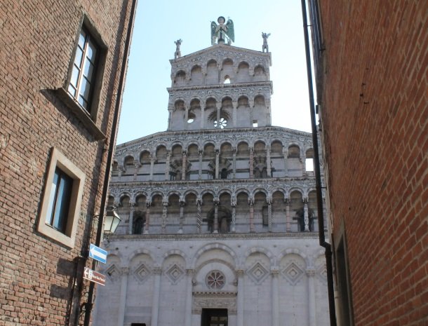 piccolo-hotel-puccini-lucca-uitzicht-kerk.jpg