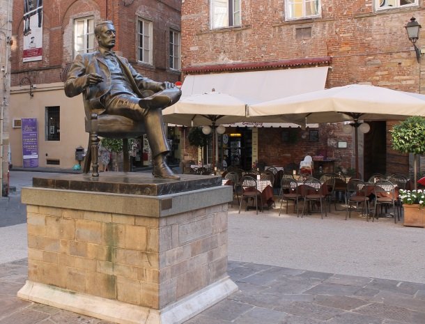 lucca standbeeld puccini.jpg