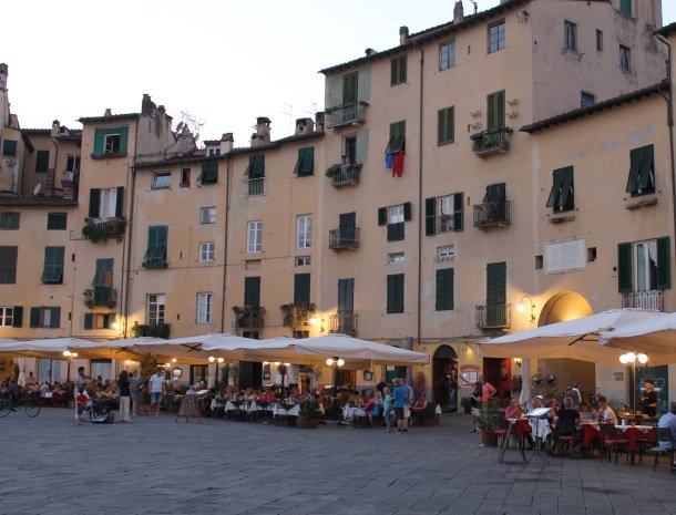 lucca piazza anfitheatro.jpg