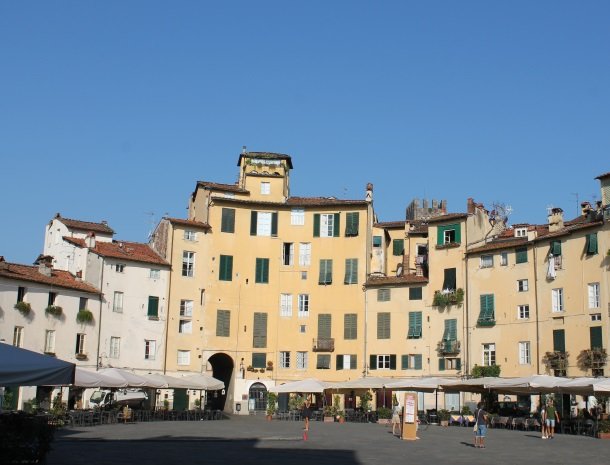 lucca piazza anfitheatro overdag.jpg