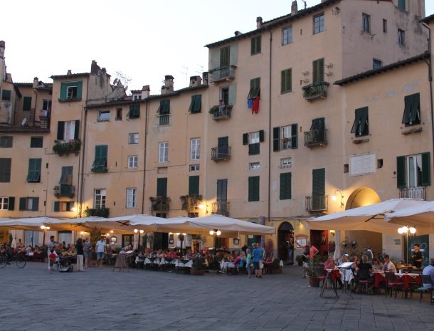 12 lucca piazza anfitheatro.jpg