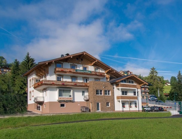 landhaus-hubertus-rohrmoos-overzicht-blauwe lucht.jpg