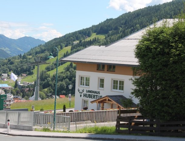 landhaus-hubertus-rohrmoos-overzicht-zijaanzicht-achtergrond planai.jpg