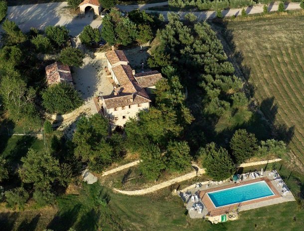 agriturismo casale delle lucrezie-todi-overzicht-bovenaf.jpg