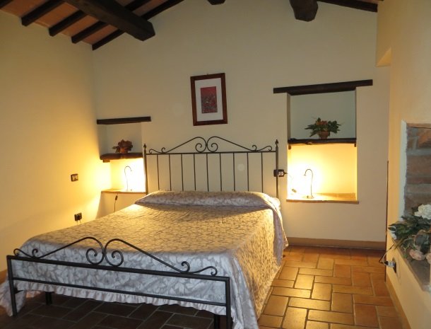 agriturismo casale delle lucrezie-todi-slaapkamer.jpg