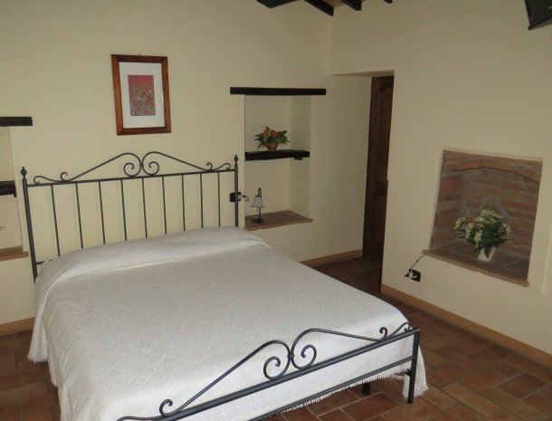 agriturismo casale delle lucrezie-todi-kamer.jpg