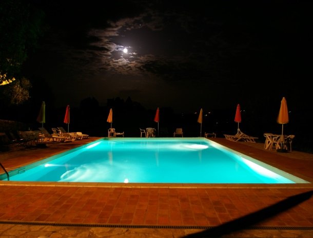 agriturismo casale delle lucrezie-todi-zwembad-avond.jpg