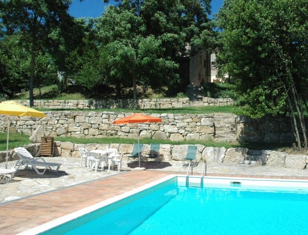 agriturismo casale delle lucrezie-todi-zwembad-parasol.jpg