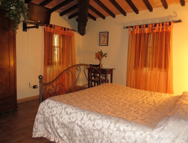 agriturismo casale delle lucrezie-todi-slaapkamer1.jpg