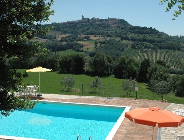 agriturismo casale delle lucrezie-todi-zwembad-uitzicht-todi.jpg