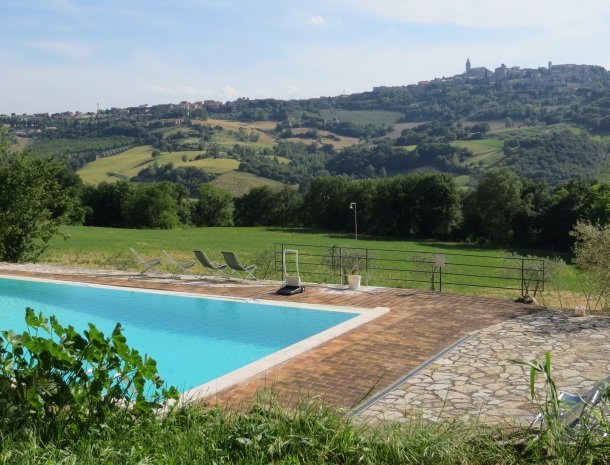 agriturismo casale delle lucrezie-todi-uitzicht-zwembad.jpg