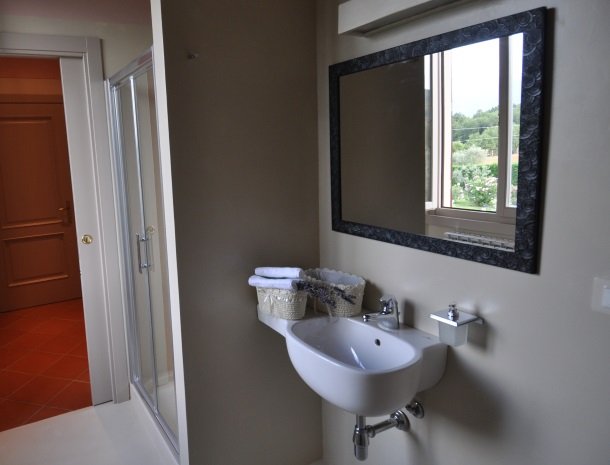podere-san-giusto-toscane-badkamer.jpg