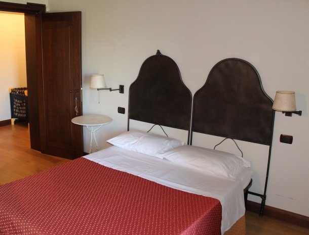 fattoria-marchetti-marche-slaapkamer-2.jpg