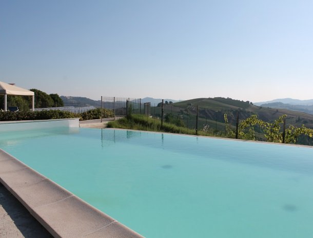 fattoria-marchetti-marche-zwembad-overzicht.jpg