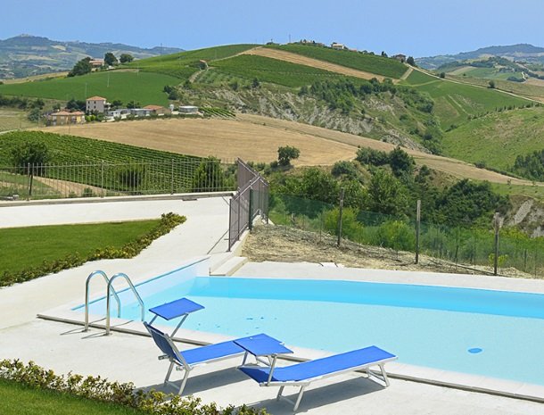 fattoria-marchetti-marche-zwembad.jpg