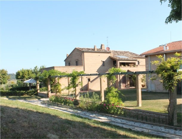 fattoria-marchetti-marche-agriturismo.jpg