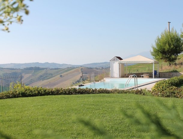 fattoria-marchetti-marche-overzicht-zwembad.jpg