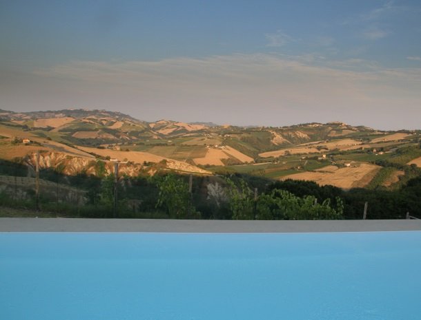 fattoria-marchetti-marche-zwembad-savonds-2.jpg