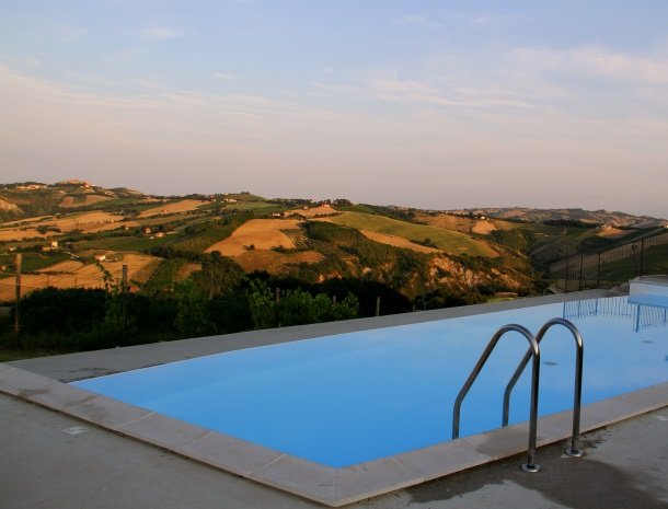 fattoria-marchetti-marche-zwembad-savonds.jpg