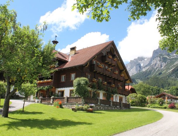 simonbauer-ramsau-boerderij-voorkant-overzicht.jpg