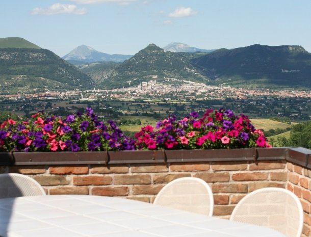 case-vacanze-casalta-gubbio-tafel-uitzicht.jpg