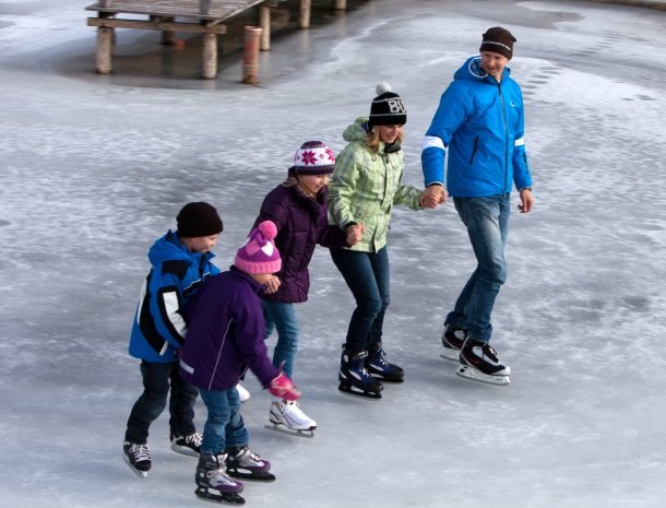 petschnighof-diex-familie-schaatsen.jpg