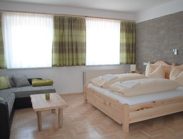 petschnighof-diex-kamer-bed-bank.jpg