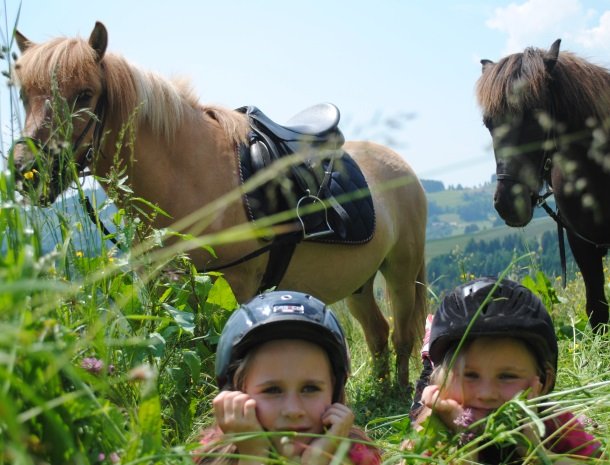 petschnighof-diex-meisjes-paarden.jpg