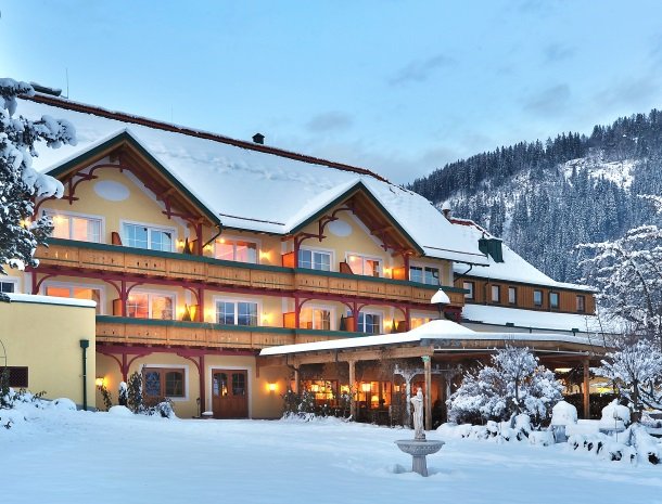 ferners-rosenhof-murau-overzicht-hotel-winter.jpg