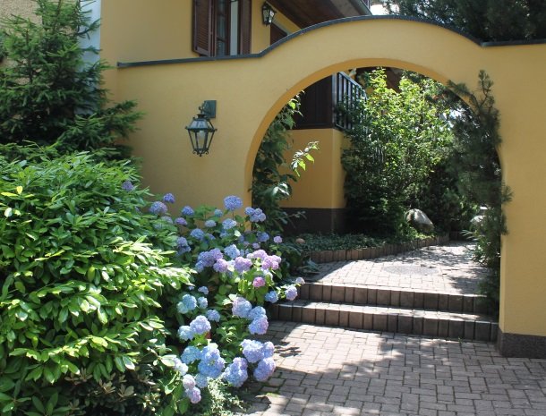 weingut-rebenhof-wijngebied-steiermark-tuin-bloemen.jpg