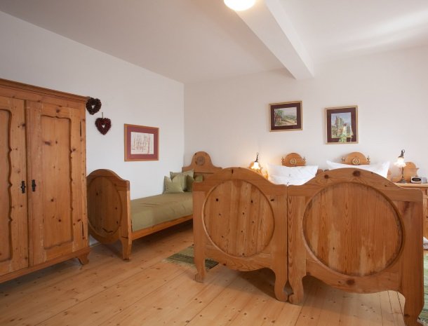 weingut-rebenhof-wijngebied-steiermark-3-persoonskamer.jpg