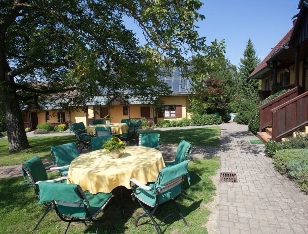 weingut-rebenhof-wijngebied-zitjes-tuin.jpg