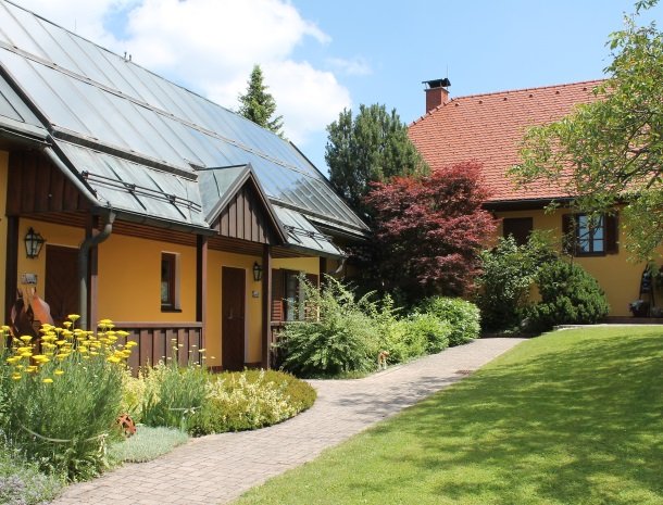 weingut-rebenhof-wijngebied-steiermark-kamer-tuin.jpg