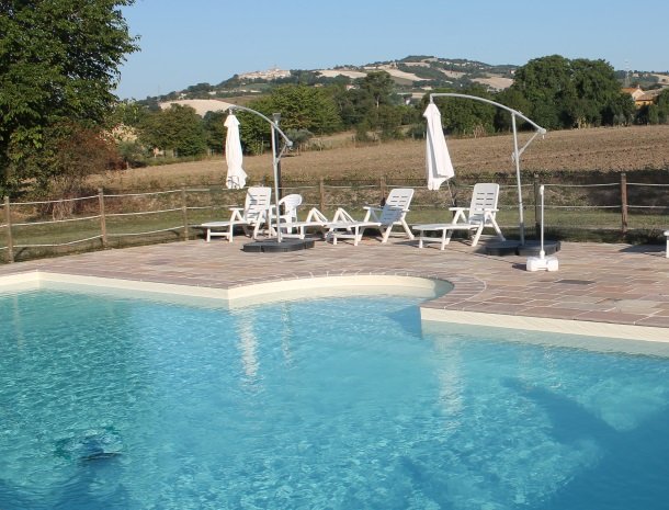casale-don-dome-marche-zwembad.jpg