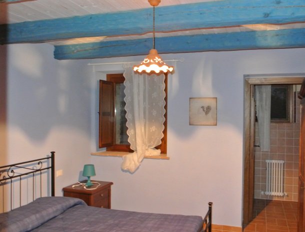 casale-don-dome-marche-slaapkamer-blauw.jpg