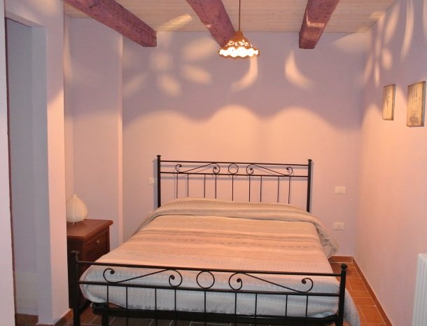 casale-don-dome-marche-bed.jpg