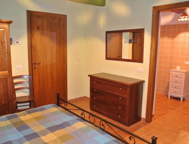 casale-don-dome-marche-bed-badkamer.jpg