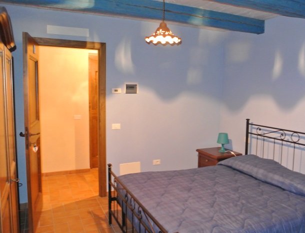 casale-don-dome-marche-kamer-blauw.jpg