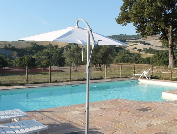 casale-don-dome-marche-zwembad-parasol.jpg