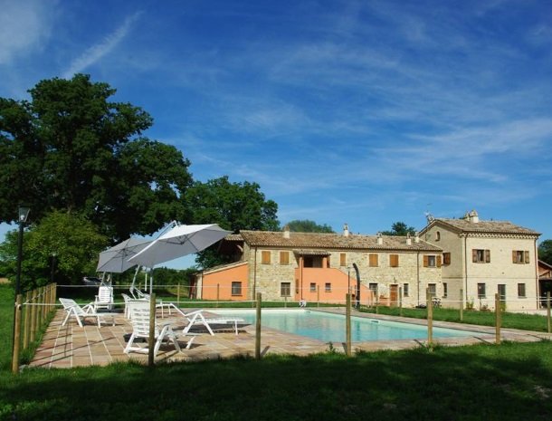 casale-don-dome-marche-huis-zwembad.jpg
