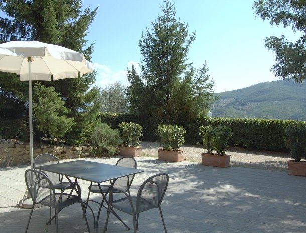 agriturismo-il-giardino-toscane-terras-parasol.jpg