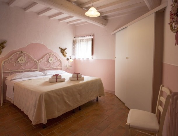 agriturismo santo stefano-castiglion-fiorentino-slaapkamer.jpg